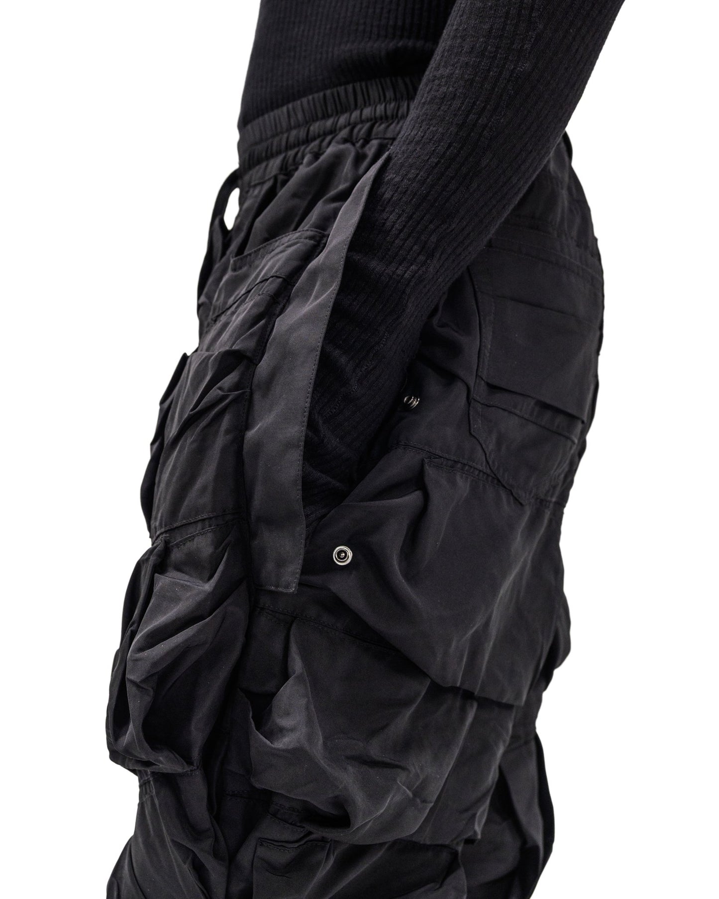 BLACK NYLON PLEATED PANTS