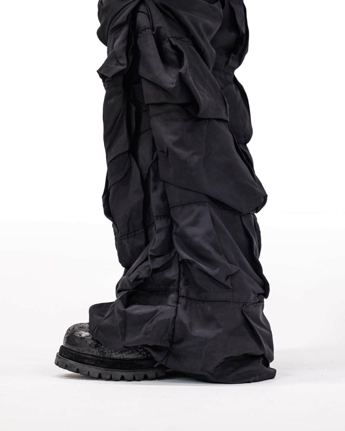 BLACK NYLON PLEATED PANTS