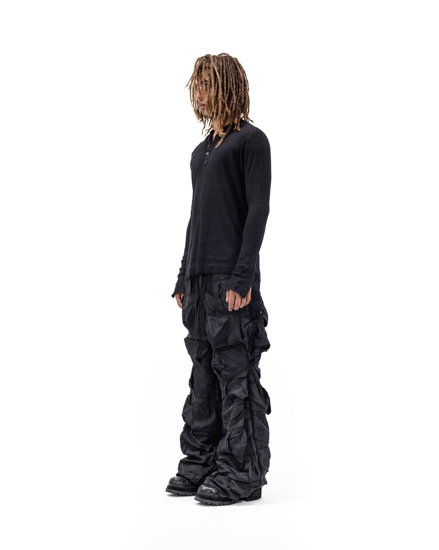 BLACK NYLON PLEATED PANTS