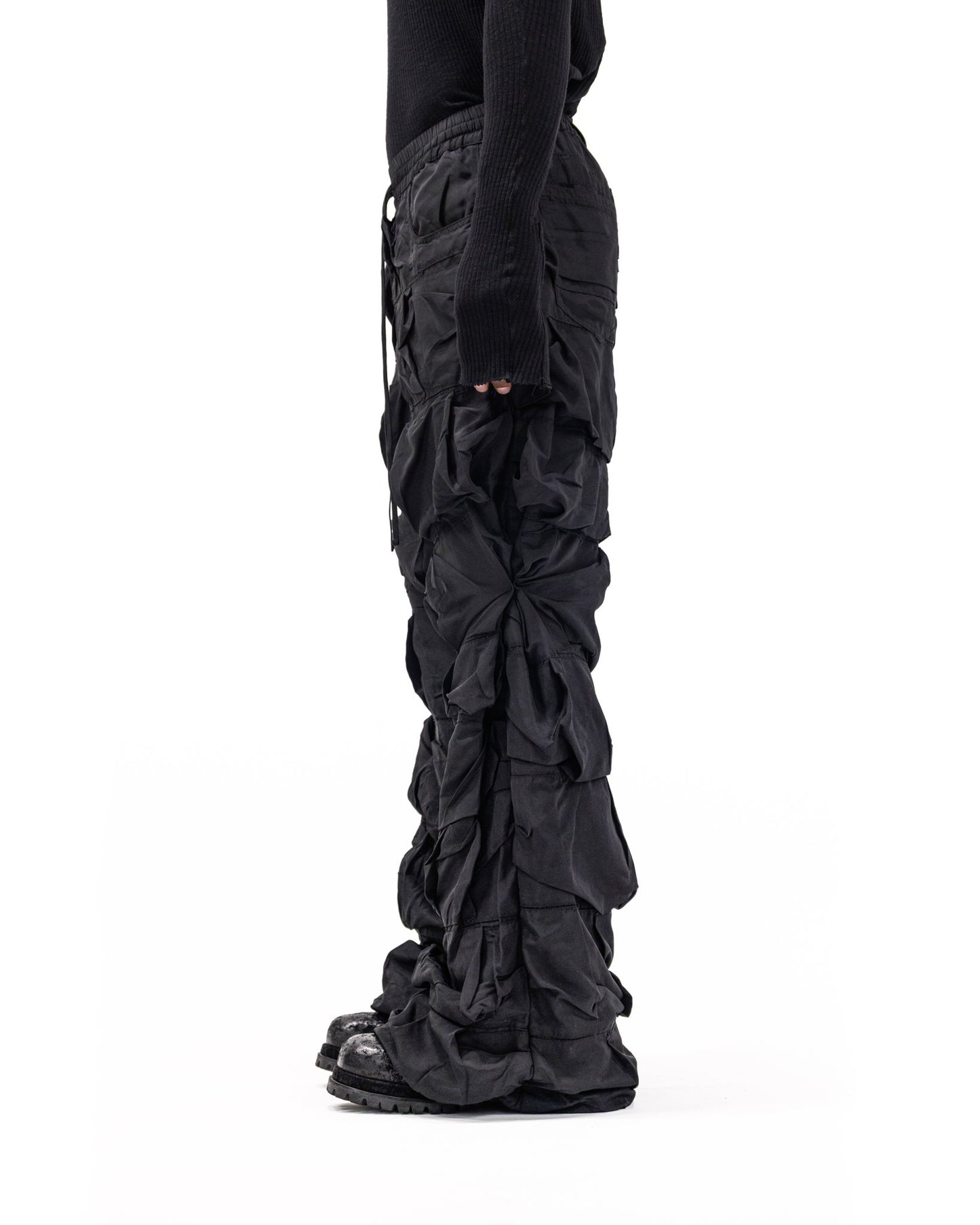 BLACK NYLON PLEATED PANTS