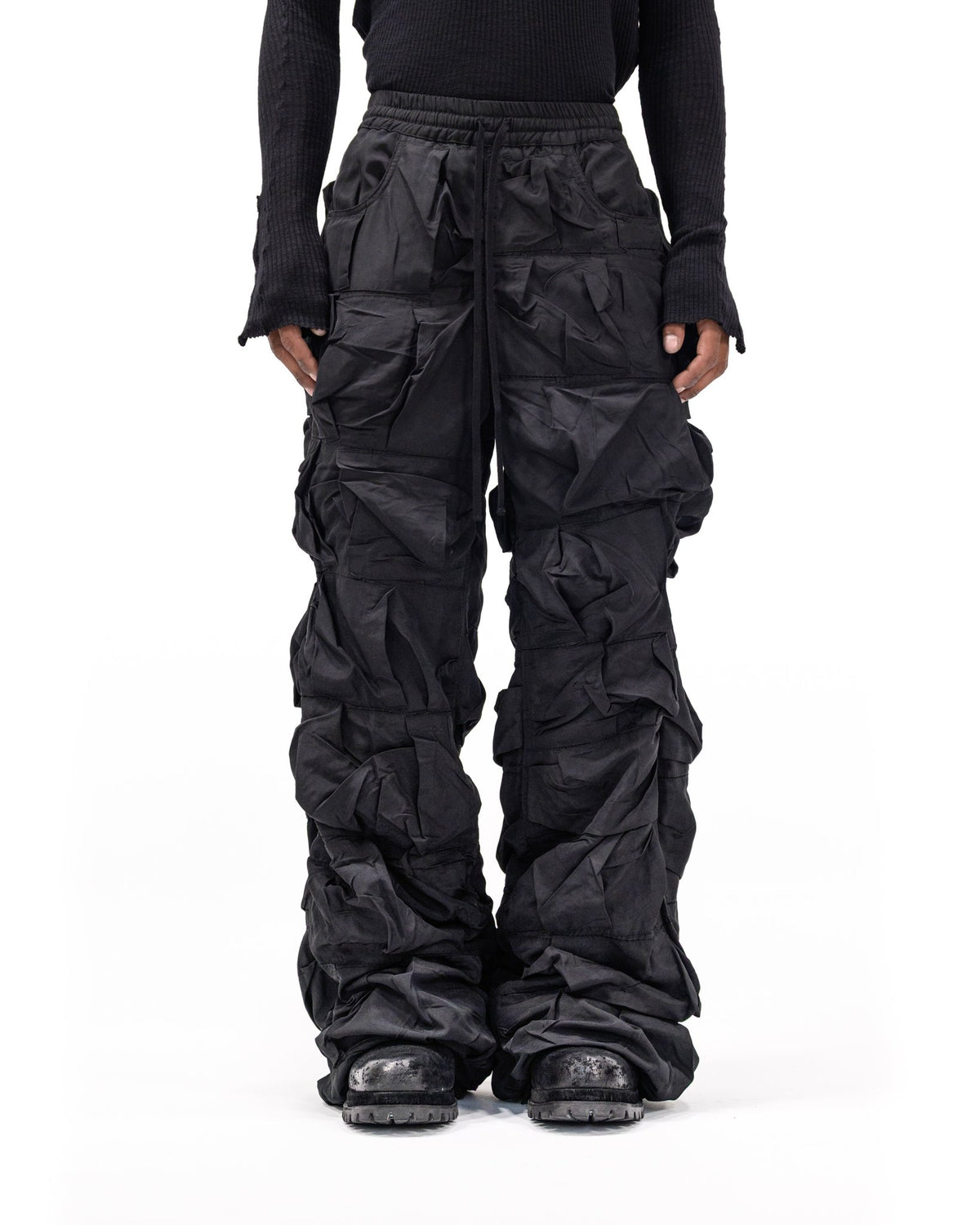 BLACK NYLON PLEATED PANTS