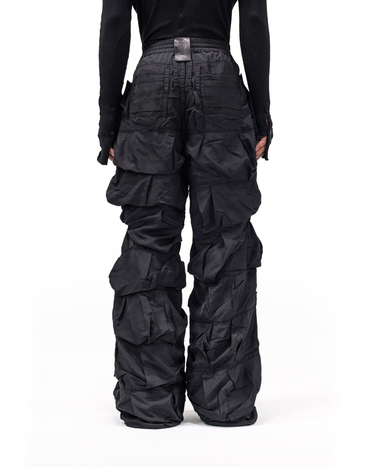 BLACK NYLON PLEATED PANTS