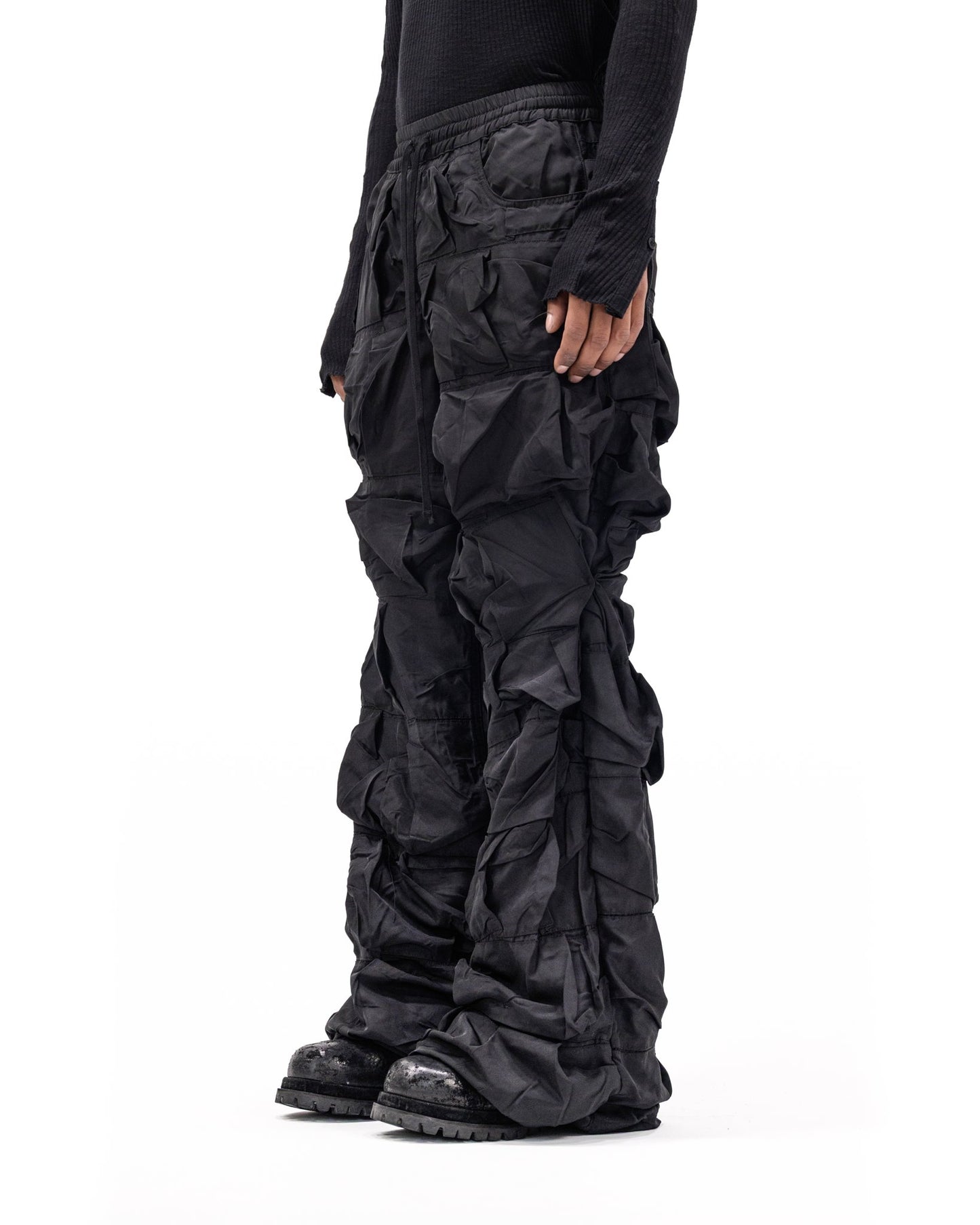 BLACK NYLON PLEATED PANTS