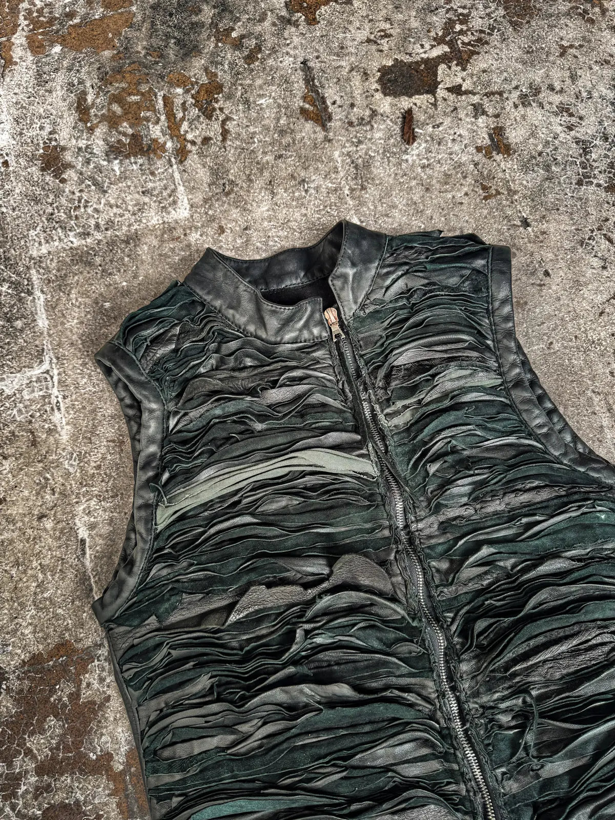 MILLE-FEUILLES SLEEVELESS LEATHER JACKET