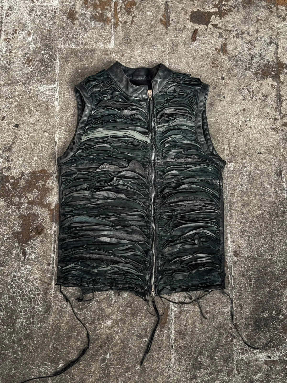 MILLE-FEUILLES SLEEVELESS LEATHER JACKET